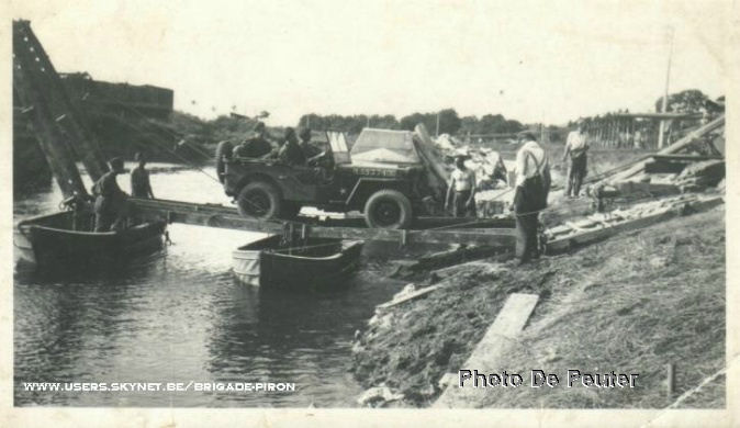 Jeep de Jacques De Peuter de la Compagnie du Génie, passage sur la Dives (Campagne de Normandie)