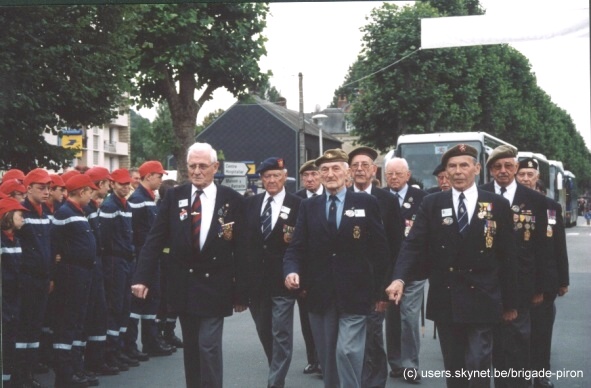 2004 - Commmorations  Honfleur. Lucien Devis est  droite, au premier rang.