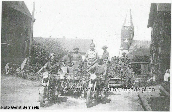 Nederland - 1945. Middelste persoon rechtstaande is Marcel Serneels