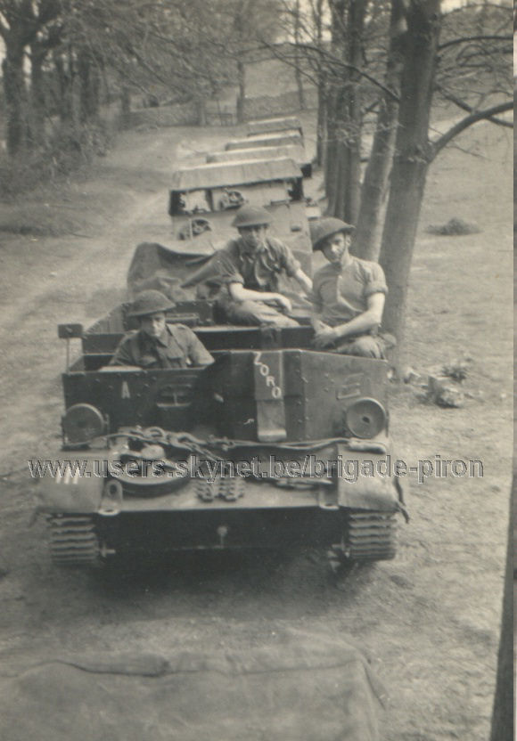 1943 - Grande-Bretagne lors d'un entraînement avec Bren Carriers. Lucien Devis est au centre.